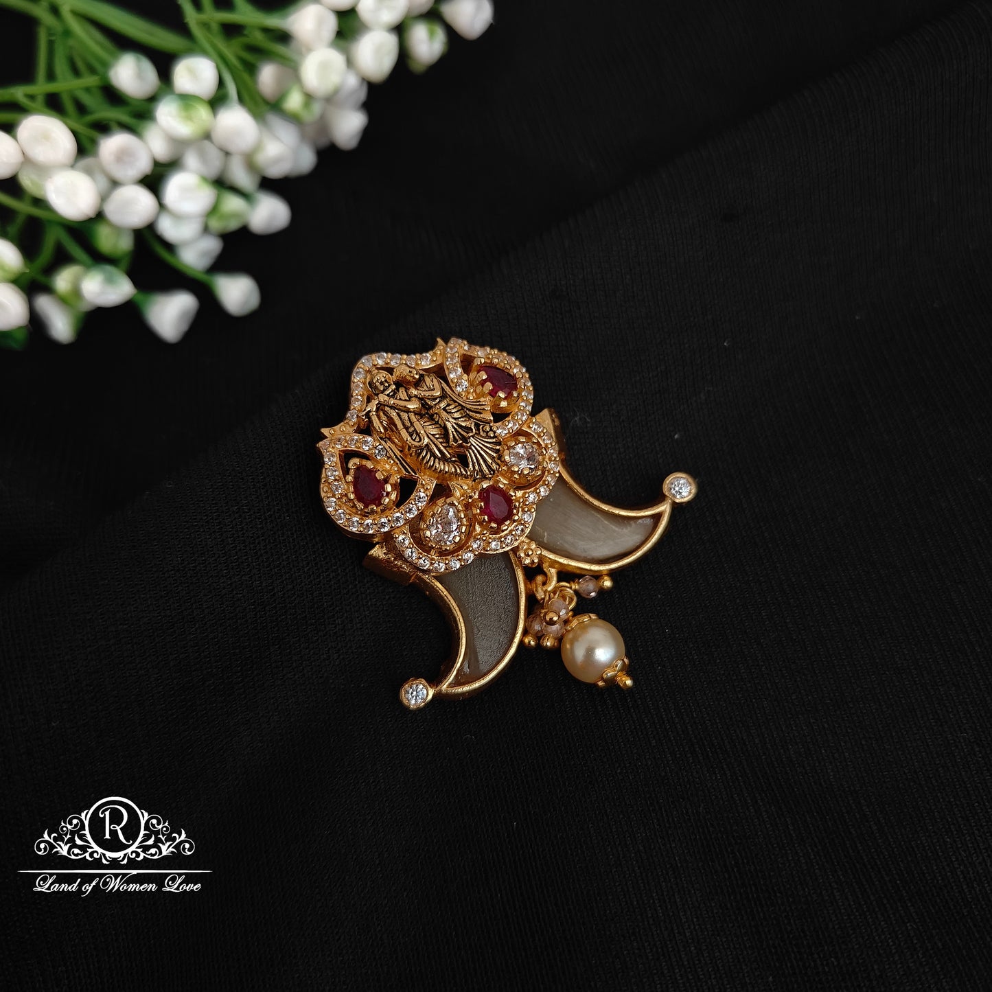 92.5 silver simple and cute tiger nail pendent with radhakrishna design-rcjr892 92.5 silver ramala jewelry / ramala collections