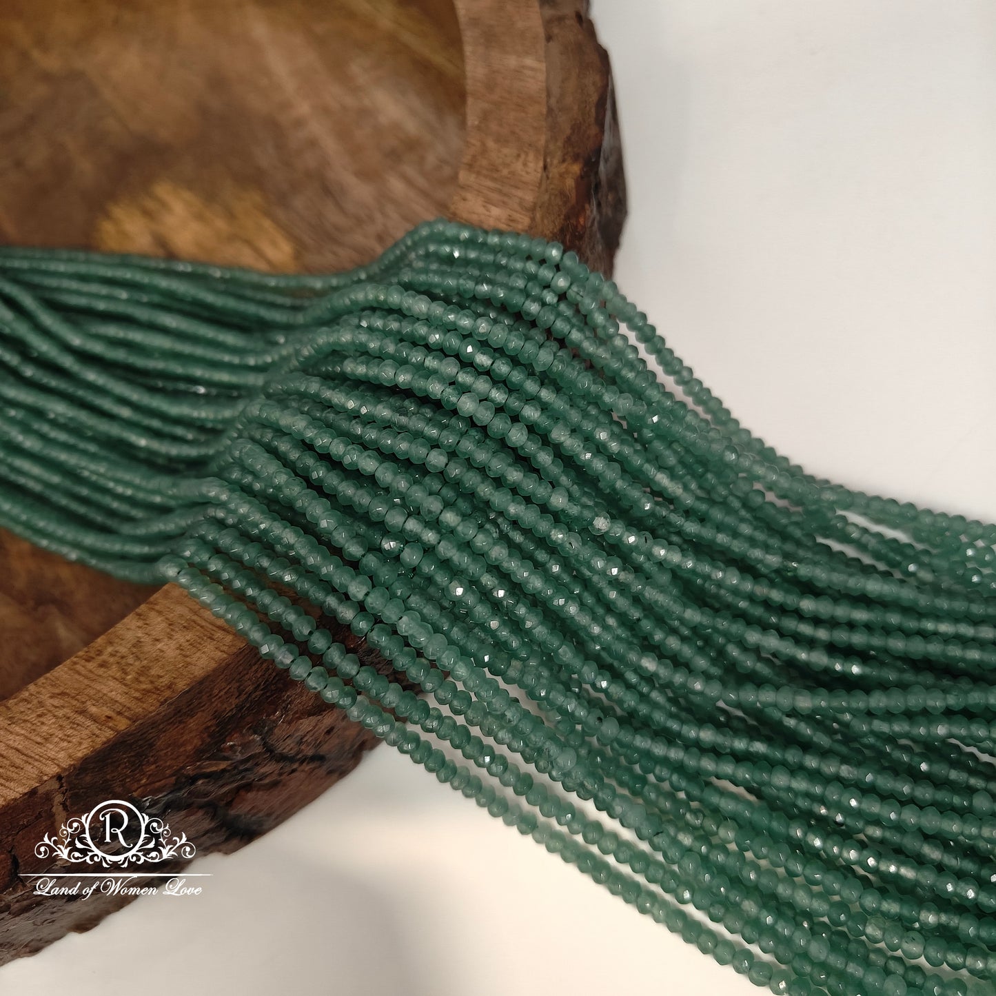 Cutting light green beads -RCMR33-3
