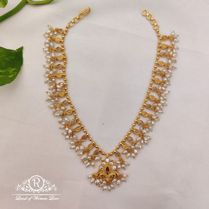 Beautiful  necklace with pearls  hanging  -RCA110