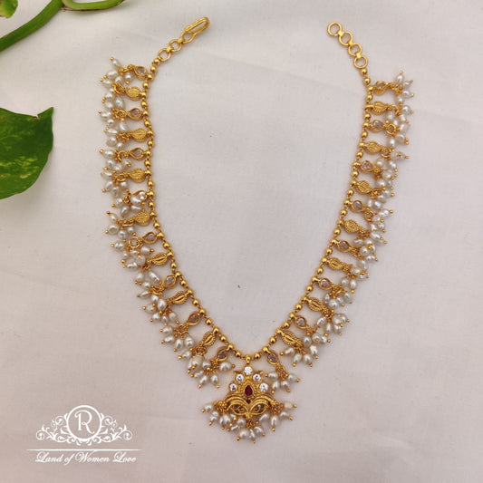 Beautiful  necklace with pearls  hanging  -RCA110