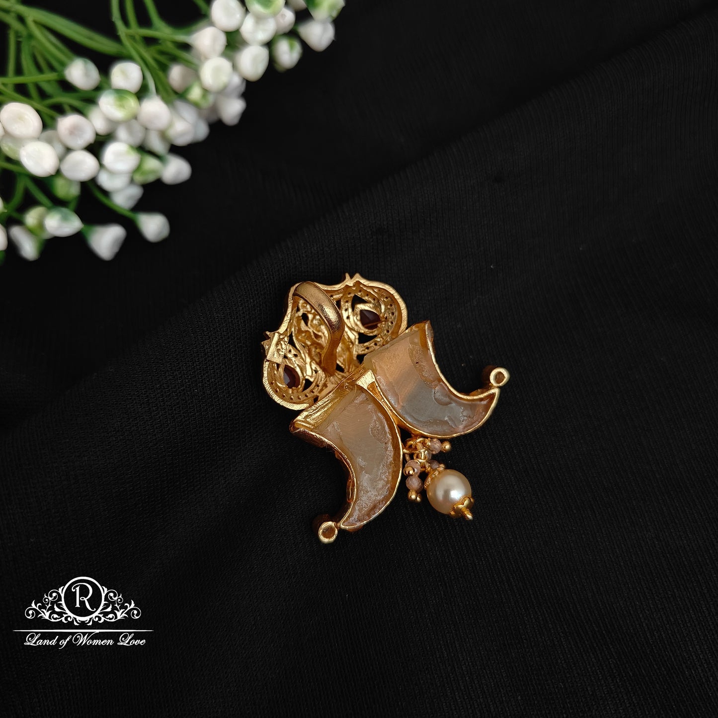 92.5 silver simple and Cute tiger nail pendent with RadhaKrishna design-RCJR892