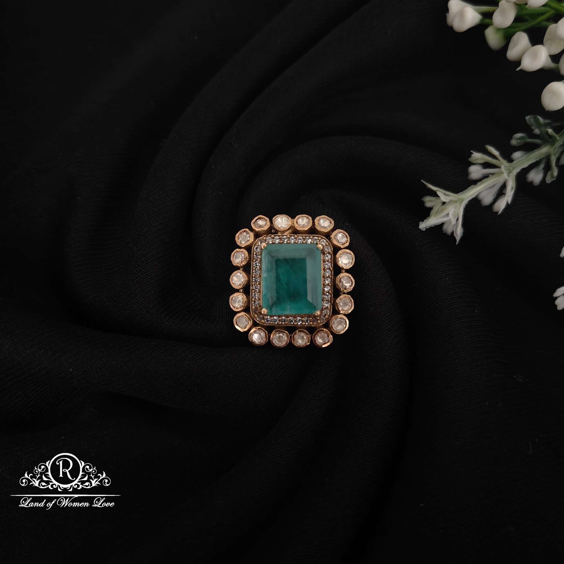 92.5 silver victorian middle green stone side lockets-rcm1072 92.5 silver ramala jewelry / ramala collections